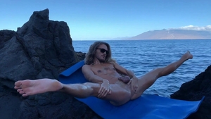 AlternaDudes - Keleb yoga outdoors